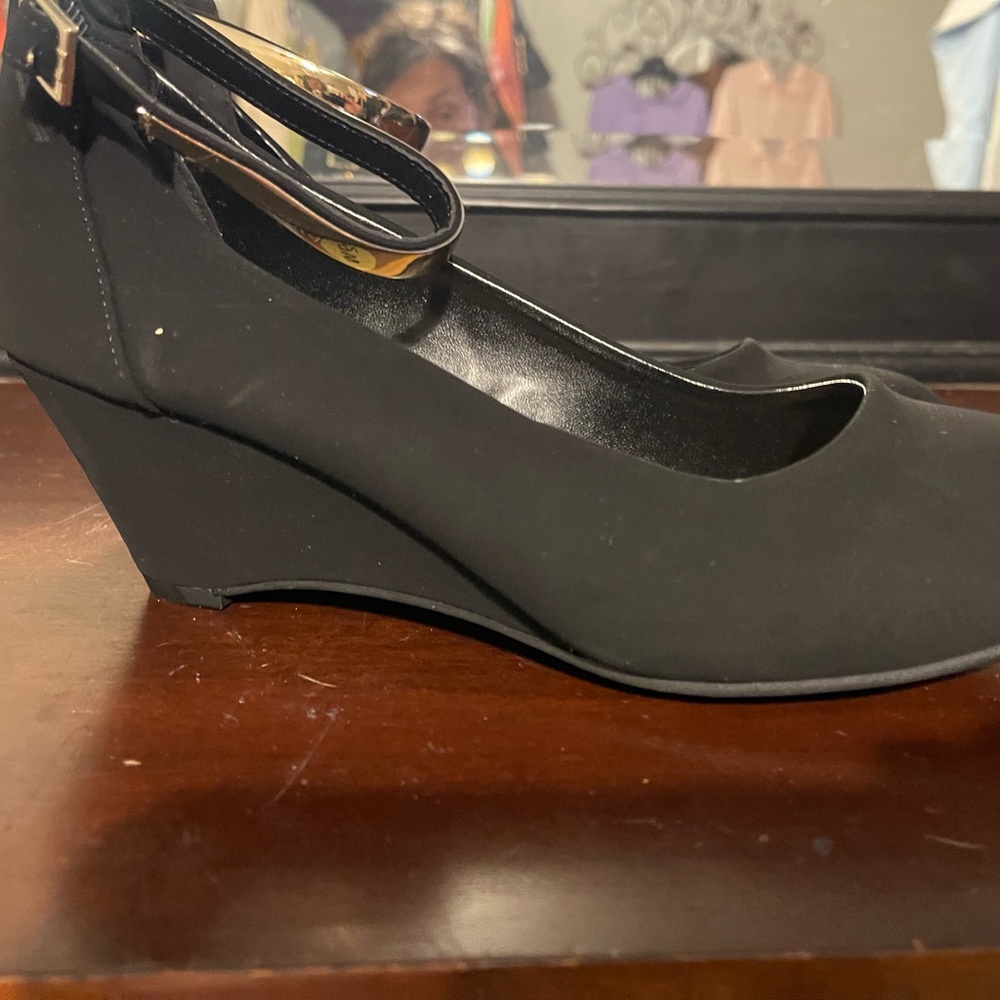 Black with gold wedges 9w NWOT